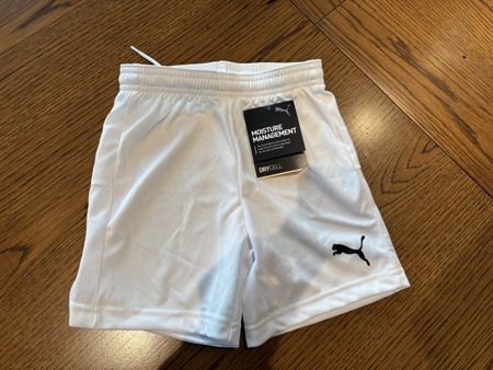 Short Puma blanc neuf, taille 6 ans