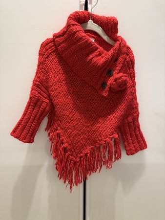 Roter Strickponcho mit Fransen, Grösse 1,5–2 Jahre