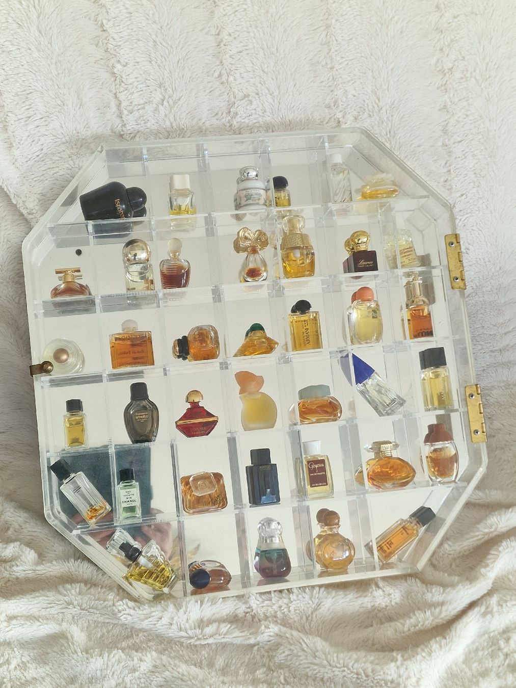 Profumi & Eau de Toilette: vitrine miroir avec porte plexiglas avec parfum – Usato da versoix venduto da 928 1