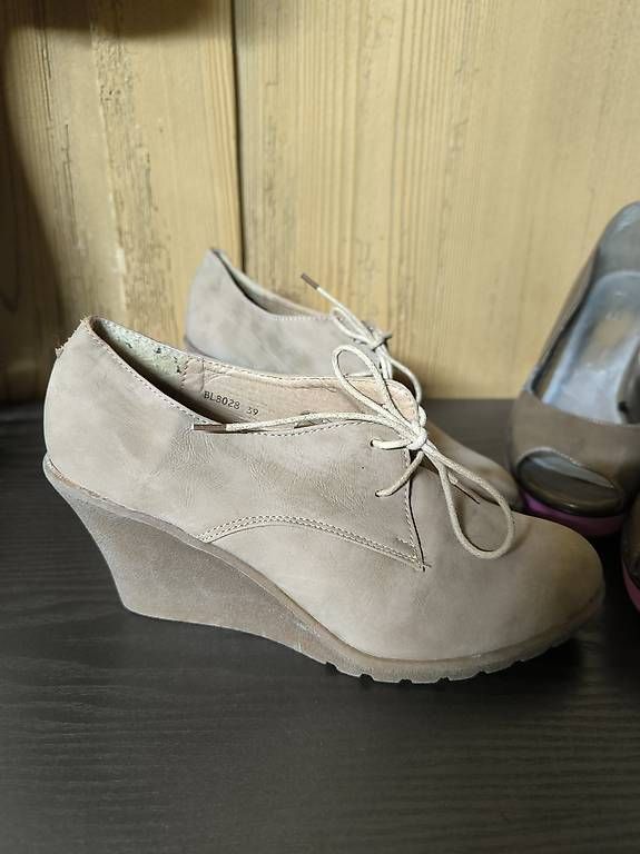 Scarpe da donna: Schuhpaket: 2 Paar Schuhe, Grösse 39 – Usato da Ennenda venduto da safarisource 2