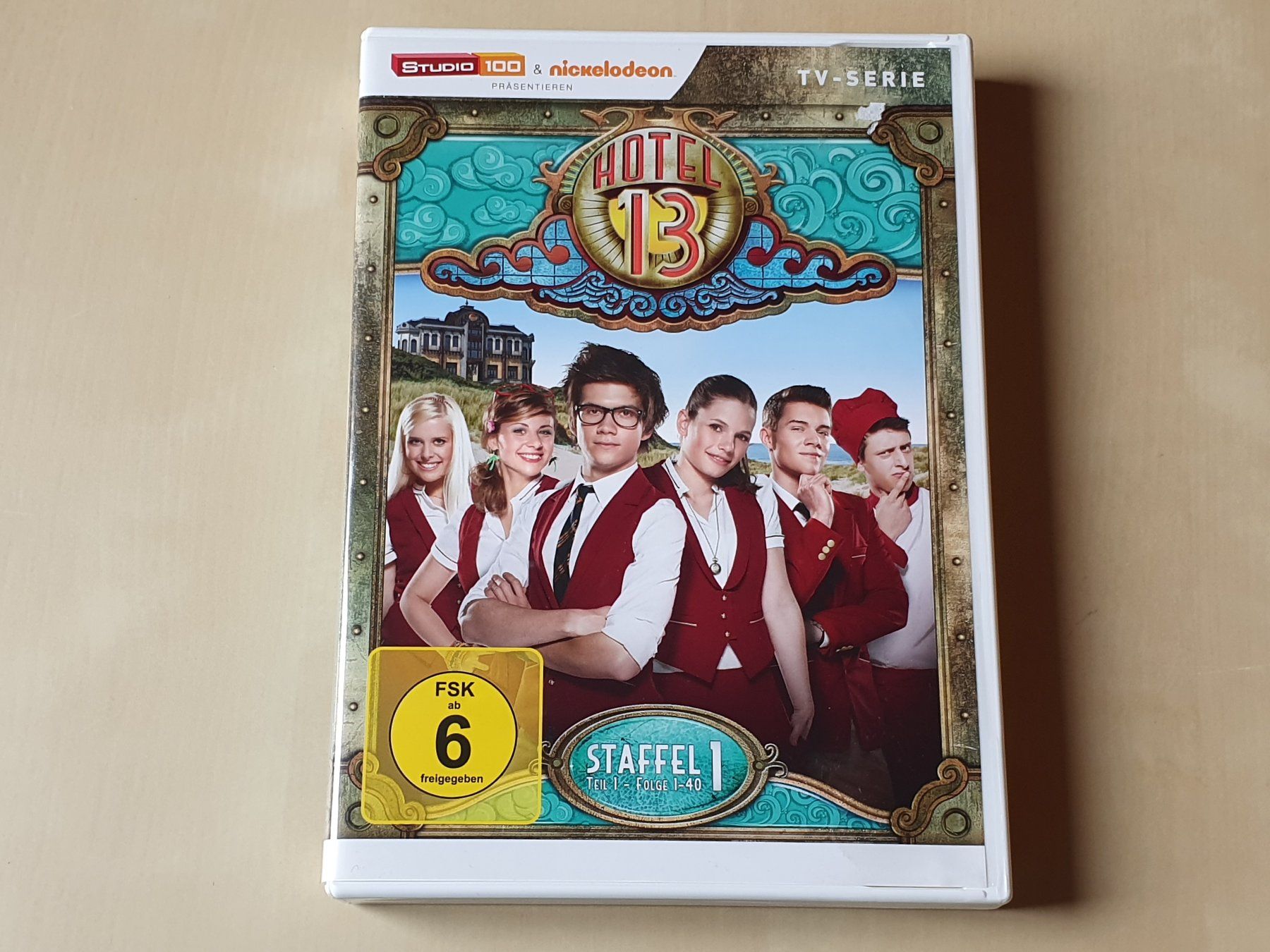Tutti i DVDs: Hotel 13 Staffel 1 Teil 1 – Usato da Stansstad venduto da collectorsshop