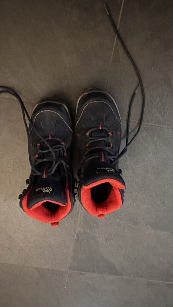 Scarpe da uomo: Wanderschuhe gr 34 – Usato da Oberwil BL venduto da Noname1974
