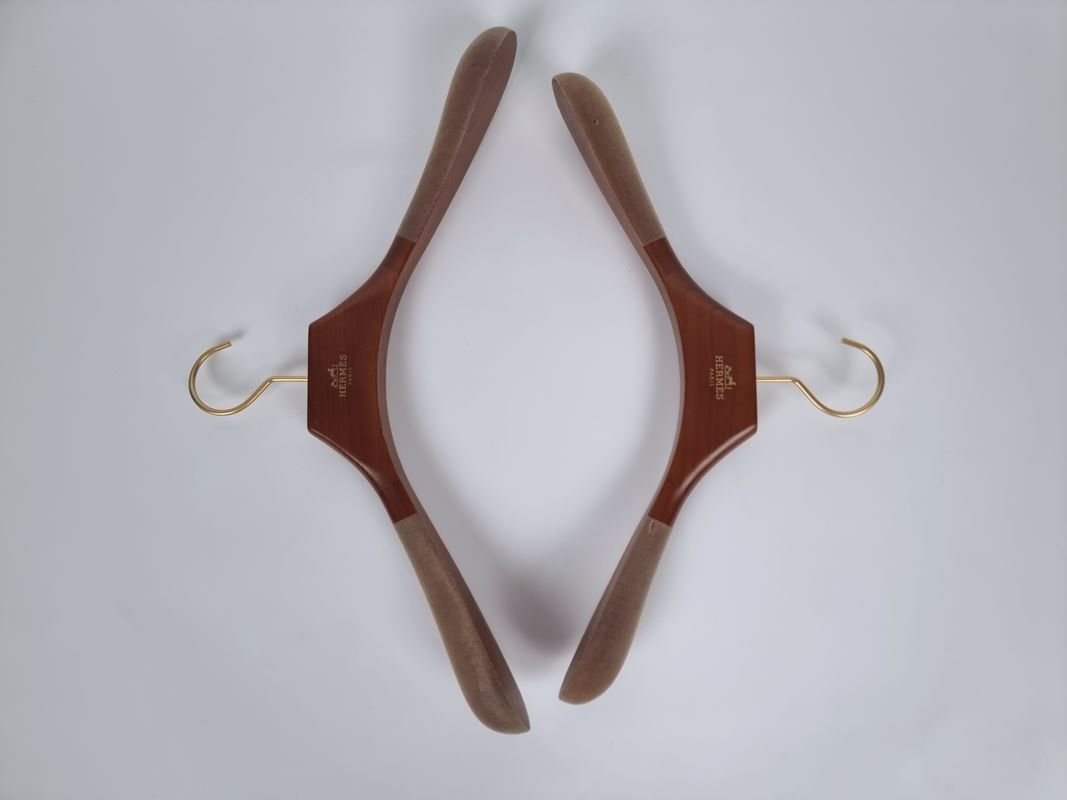 Kleiderbügel: Hermes Kleiderbügelset – Gebraucht aus Urtenen-Schönbühl von Restwert_Schoenbuehl 3