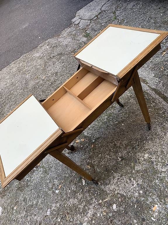 Tavoli: Ancien petit table de couture / couturière  – Usato da Lausanne venduto da luc_8wsj 1