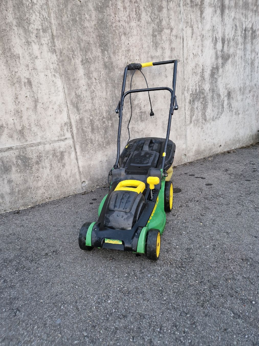 Tondeuses à gazon: Rasenmäher Elektro mit Fangkorb  – D'occasion à Einigen par toebeler01 1