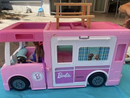 Barbie Camper Wohnmobil mit Puppen und Zubehör bespielt