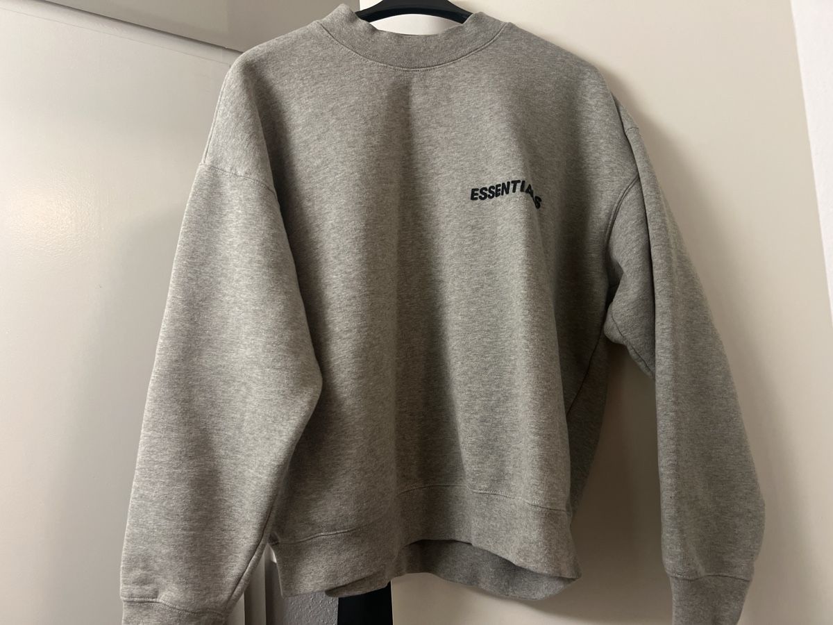 Fear of God Maglioni & Felpe: Grey Essentials Crewneck Sweatshirt  – Usato da Bern venduto da fen_7rn8 1