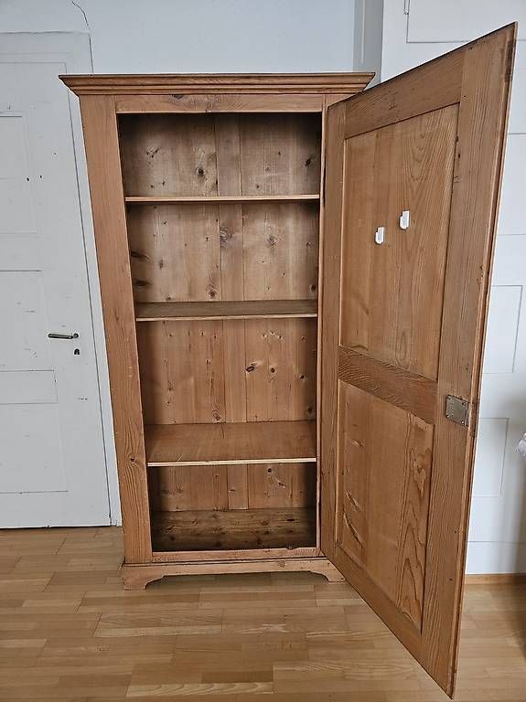 Armadi: Antiker Weichholzschrank – Usato da Fällanden venduto da althausb 1