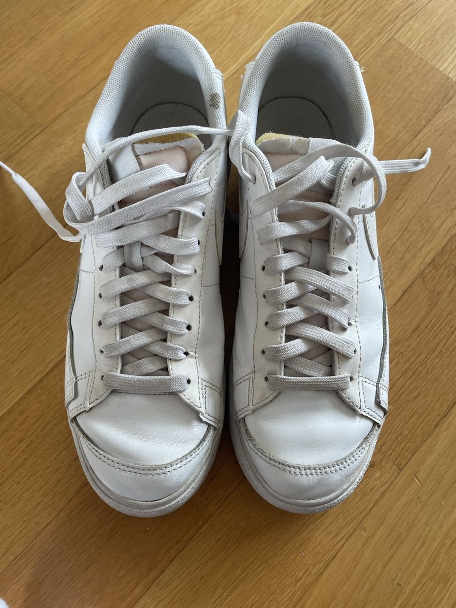 Herrenschuhe: Weisse Nike Blazer Low Damenschuhe – Gebraucht aus Glattpark(Opfikon) von rue_9c5p 1