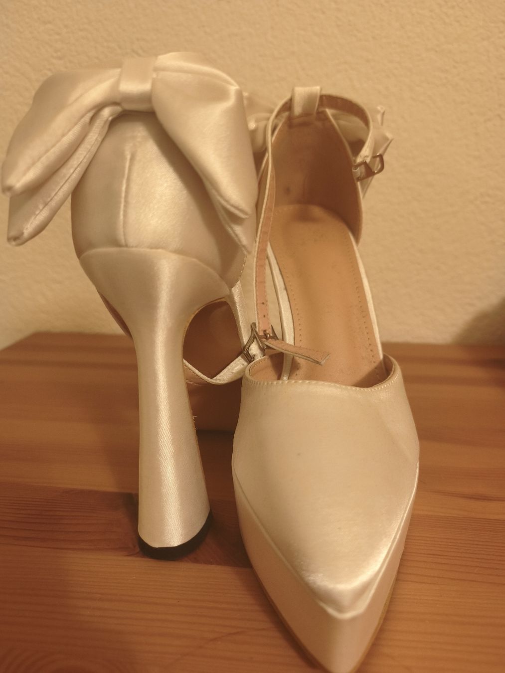 Scarpe da donna: Weisse hohe Schuhe – Nuovo (secondo la descrizione) da Luzern venduto da Schneuger1 2