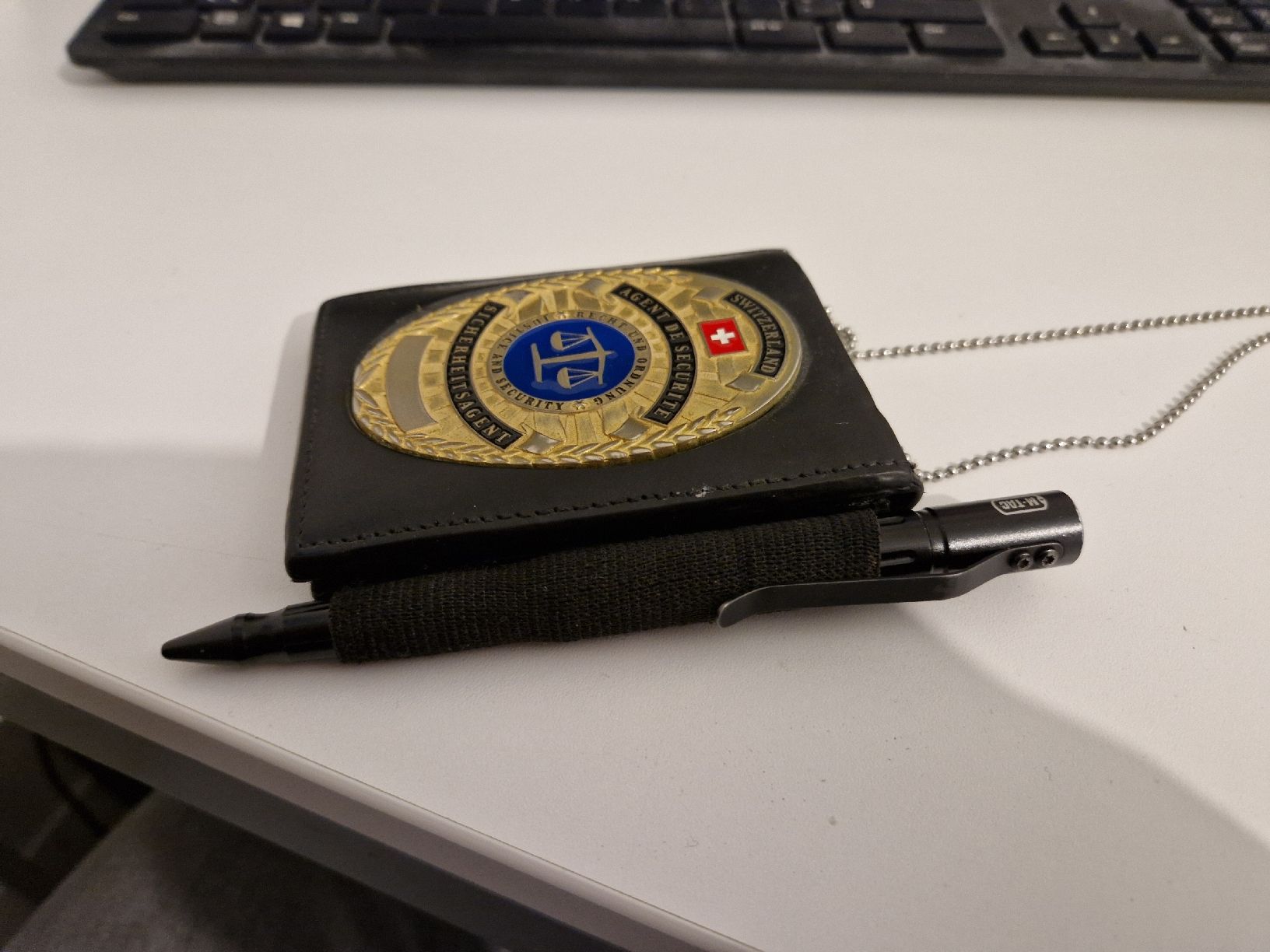 Placchette & Badge: Security Badge mit ID Holder aus Leder – Usato da Unterägeri venduto da brg109 3