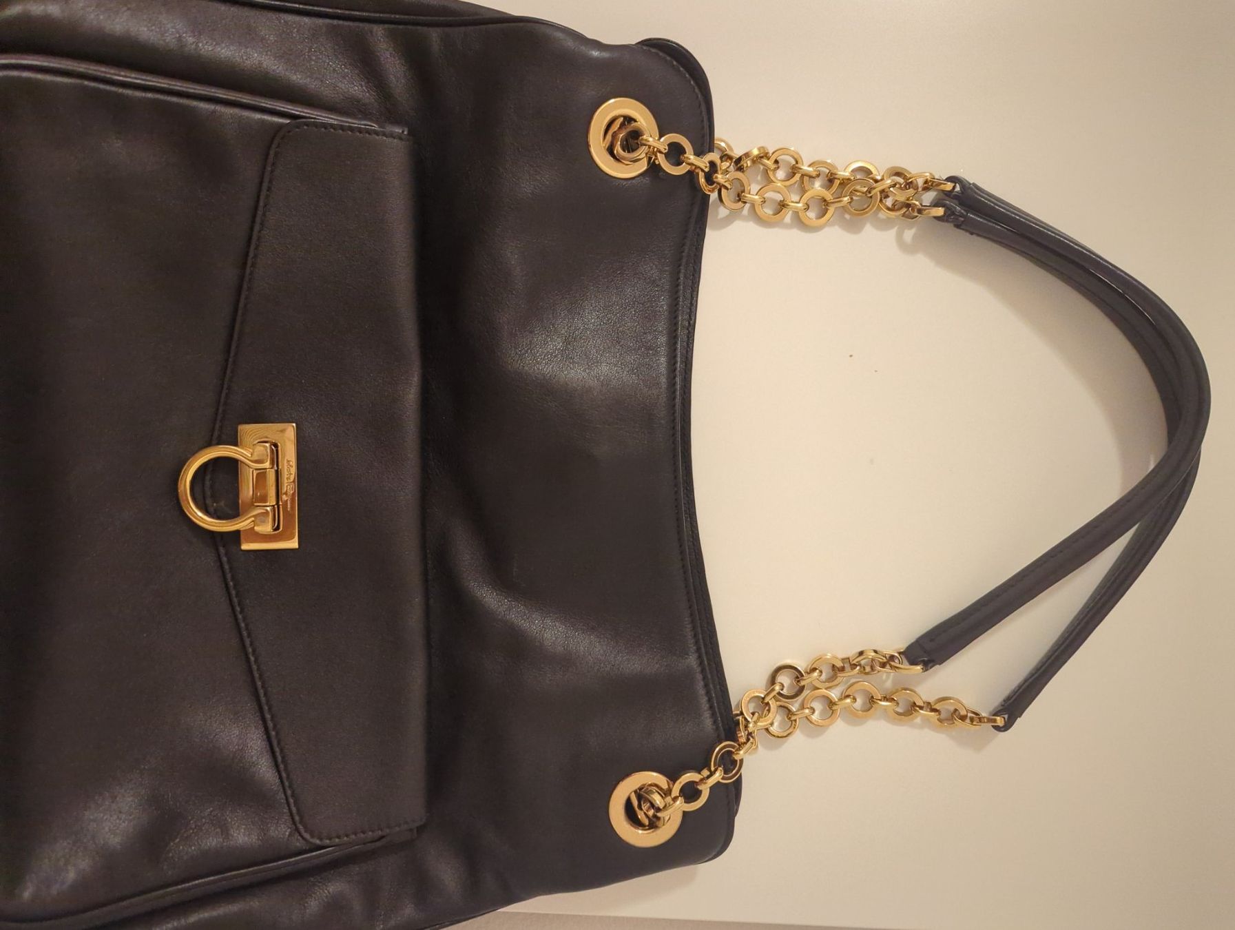 Salvatore Ferragamo Borse da donna: Ferragamo Black Leather Shoulder Bag Gold Chain – Usato da Basel venduto da sch_dpf5 5