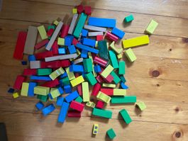 farbige Bauklötze für Kinder in Plastikbox