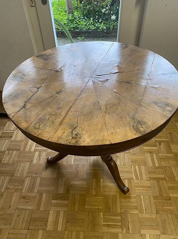 Tables: Wunderschöner runder Holztisch aus Nussbaum – D'occasion à Spiez par zuckerbaeckerin78