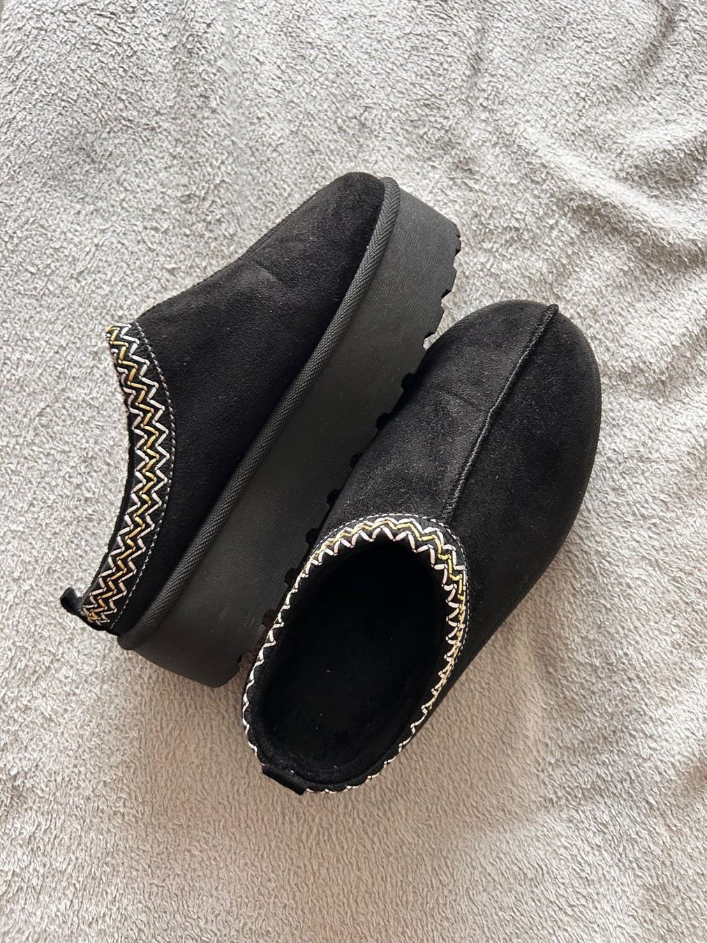 Scarpe da donna: Hausschuhe Grösse 38 – Usato da Horgen venduto da Sunshine_12399 1
