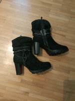 Schwarze Stiefel mit Absatz