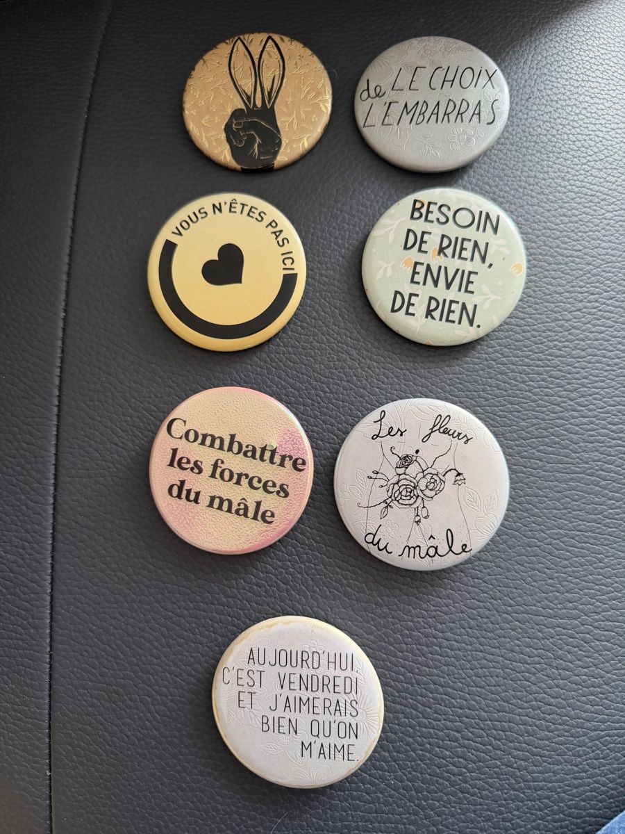 Placchette & Badge: 12 badges neufs de la créatrice La Maculée Conception à  – Nuovo e nell'imballaggio originale da Dombresson venduto da feline_ne