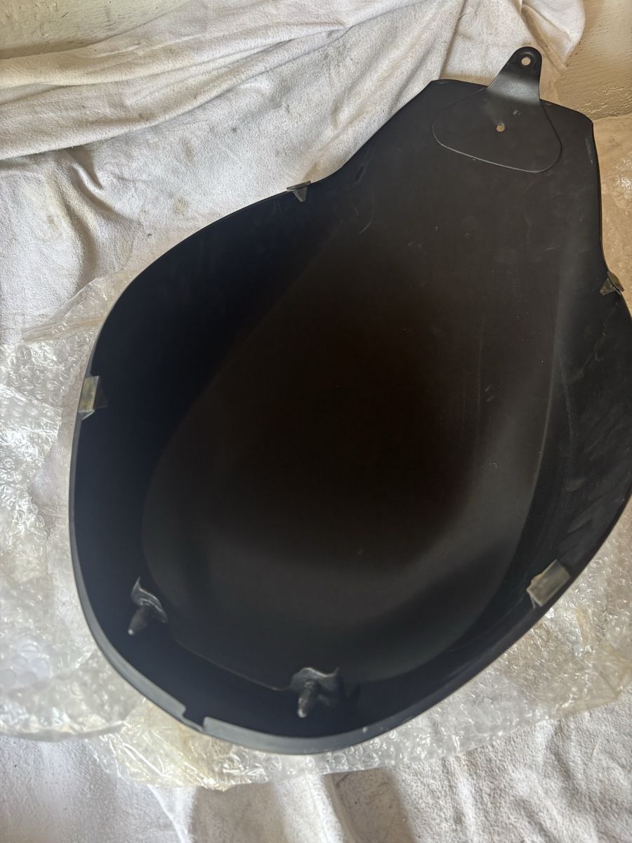 Harley-Davidson Alle Motorradersatzteile: Harley Davidson Airboxcover V-Rod – Gebraucht aus Schötz von Harley35 4