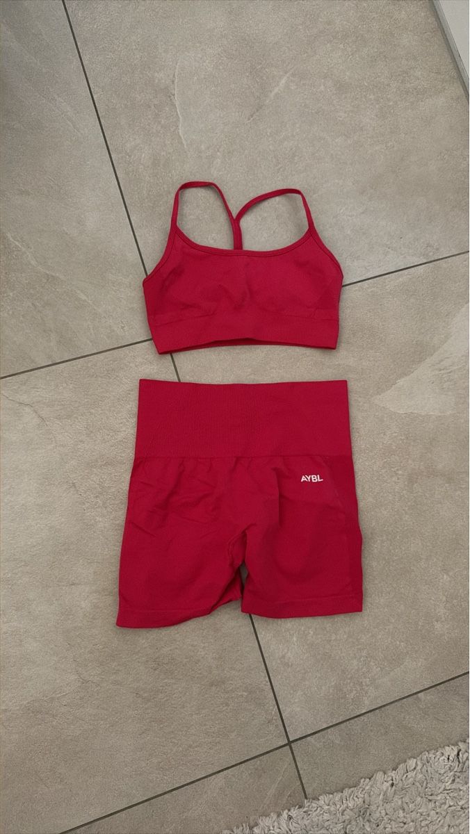 Aybl Lotti di vestiti: Ensemble AYBL short et brassiere rouge taille S – Nuovo (secondo la descrizione) da Fétigny venduto da Titou2010