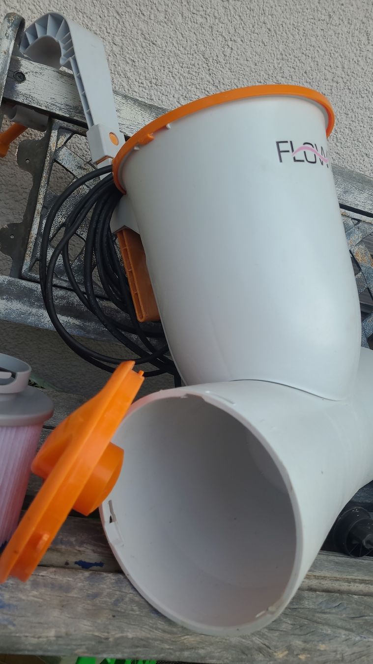 Accessori per Piscine: Flowclear Poolfilterpumpe% Einhängeskimmer mit Zubehör – Usato da Hölstein venduto da Volleyfreaks 1
