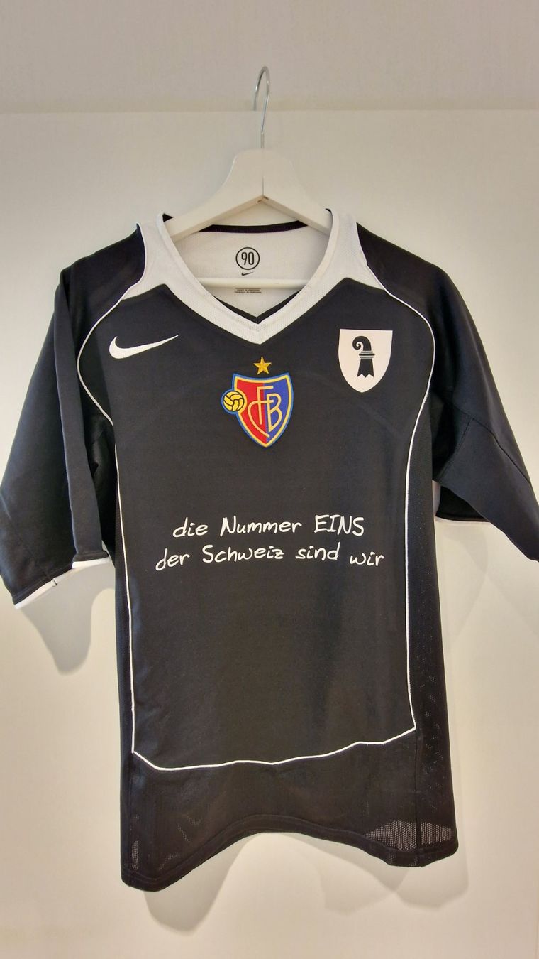 Nike Canottiere & Pantaloni: FC Basel Sondertrikot "Baslerlied" 2005-2006 – Usato da Rafz venduto da GT12