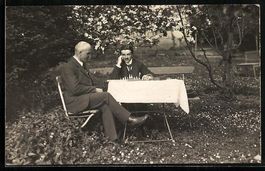 Foto-AK Zwei Herren im Garten beim Schac