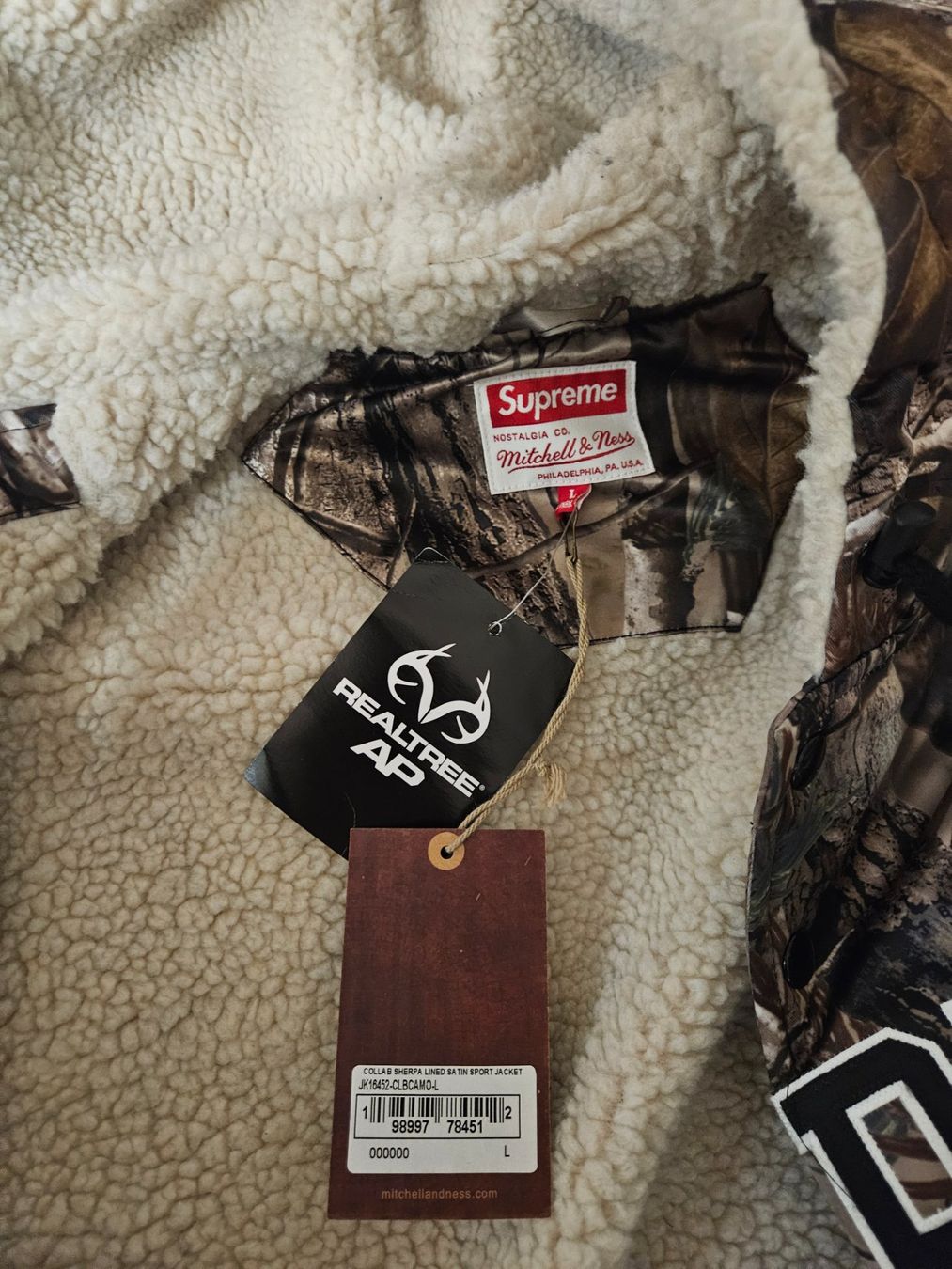 Supreme Giacche: Supreme Mitchell & Ness Lined Hooded Satin Varsity Jacket Re – Nuovo (secondo la descrizione) da Baar venduto da dan_mfc2 1