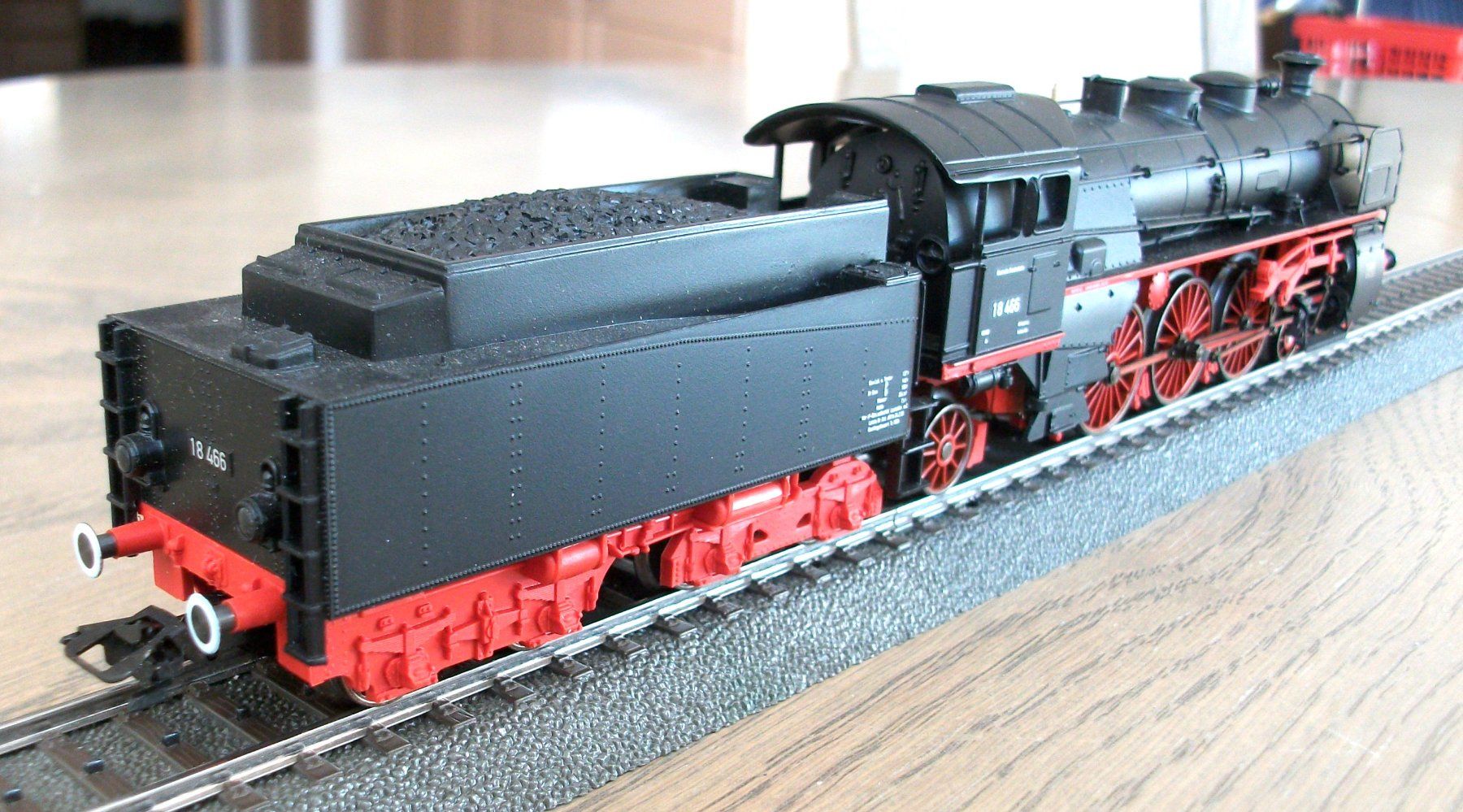 Märklin Modellini di ferrovie: Schlepptender-Dampflokomotive BR 18.4 – Nuovo (secondo la descrizione) da St. Moritz venduto da Manu7500 2