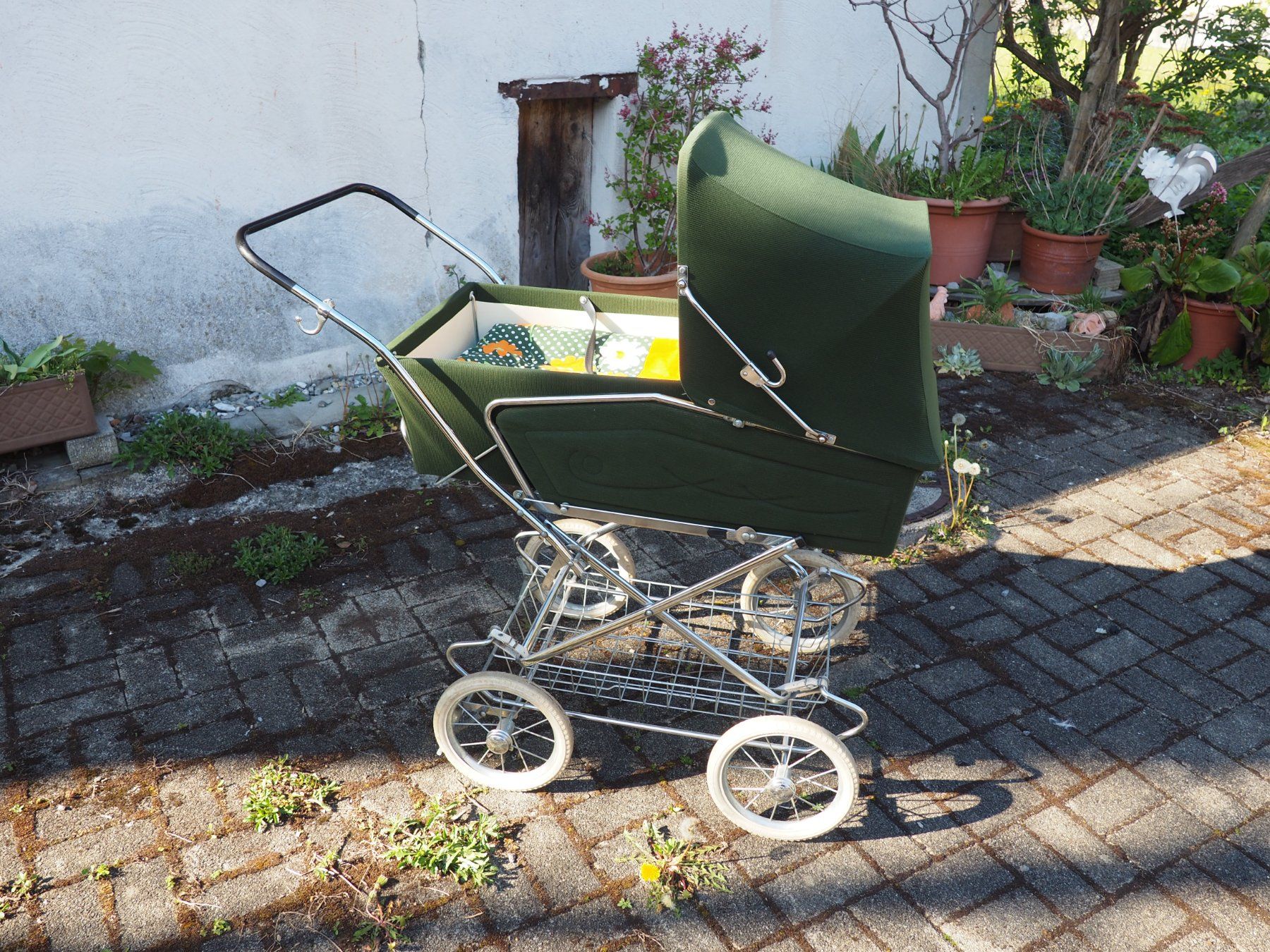 Poussette: Alter Kinderwagen, Vintage – Défectueux à Schänis par Wewu