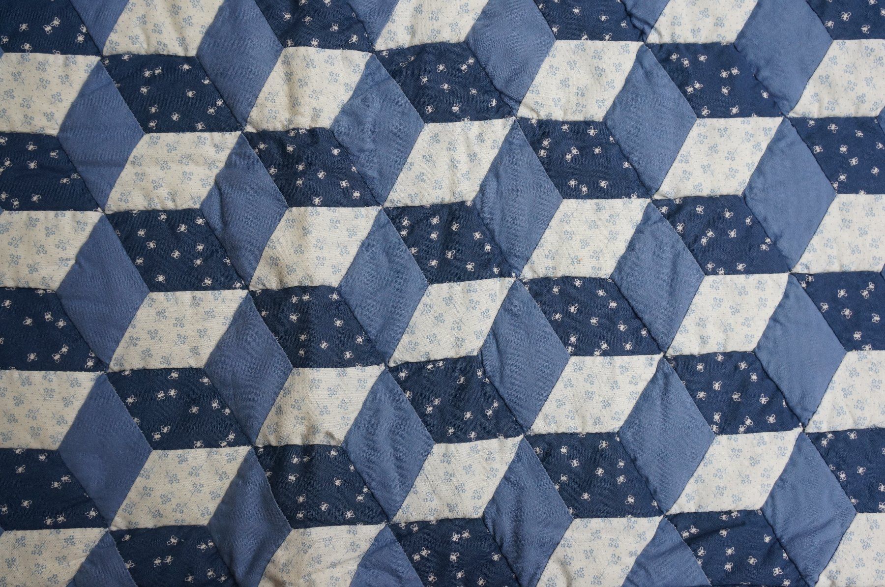 Coperte: Patchwork-Quilt "Tumbling Blocks", 60x80cm, handgequiltet – Usato da Ostermundigen venduto da Aldoc 3