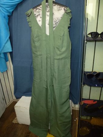JUMPSUIT OHNE ARM GERADES BEIN RV HINTEN OHNE ARM GÜRTEL 42
