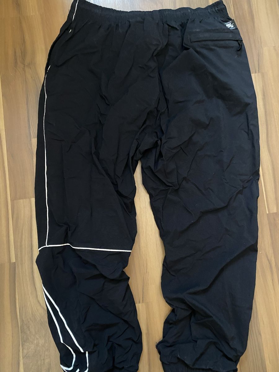 Nike Pantaloni: Nike Trainerhose (Grösse L) – Usato da Zürich venduto da luk_jz5t 1
