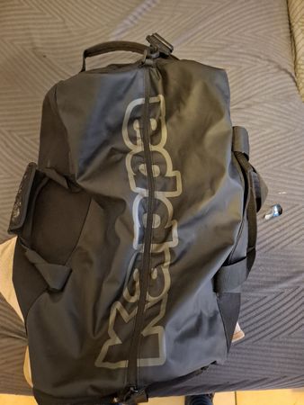 Borsa sportiva Kappa nera, spaziosa e resistente!