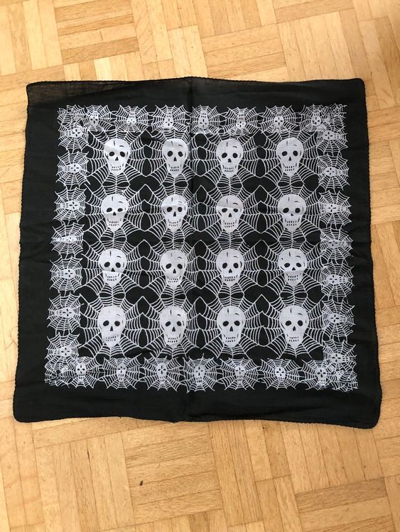 Tuch mit Totenköpfen, Skull, schwarz (Gebraucht) in Ebikon für CHF