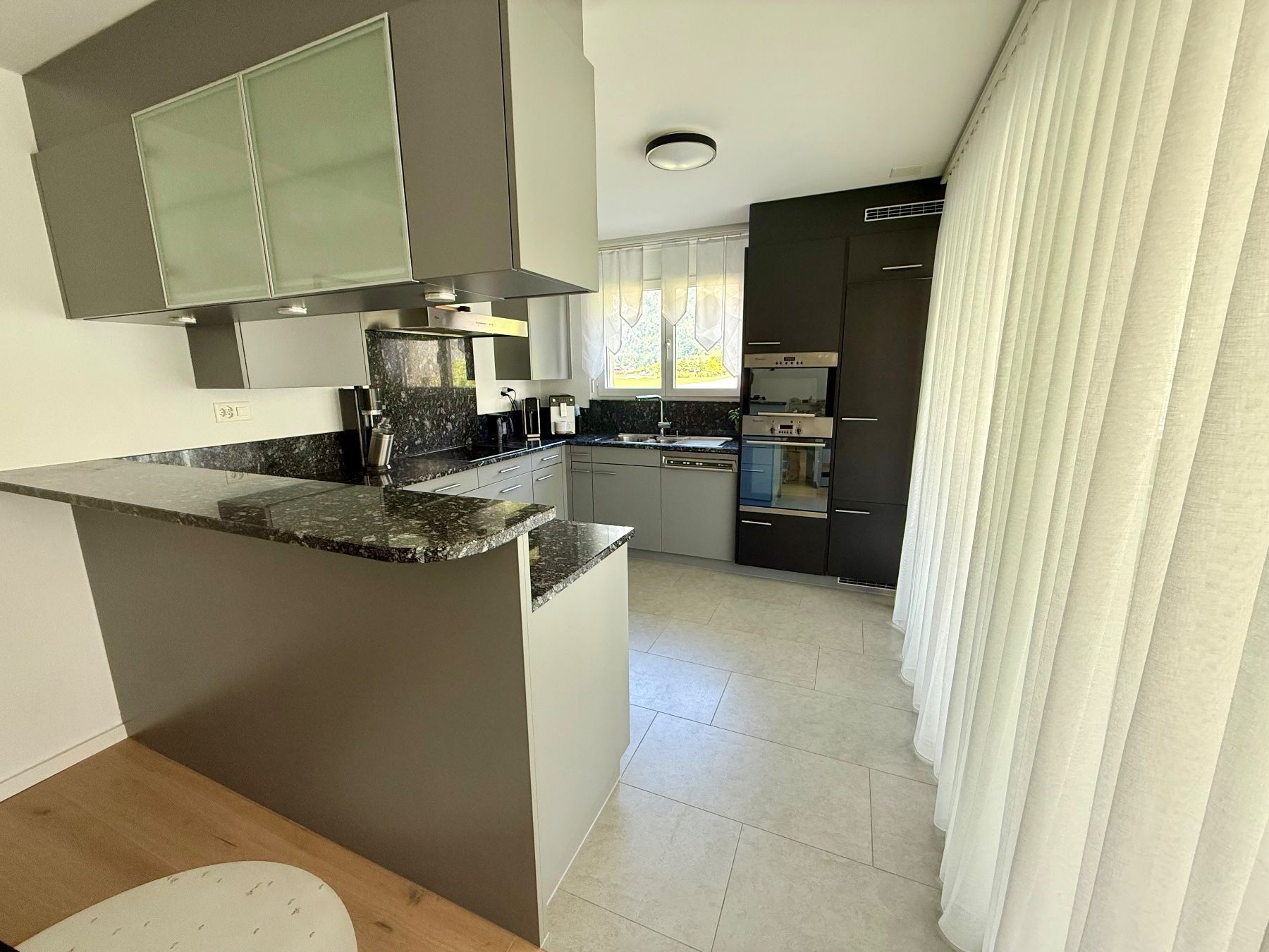 Cucine complete: Küche mit hochwertiger 3 cm Granit-Arbeitsplatte – Usato da Landquart venduto da zom_f7jv 1
