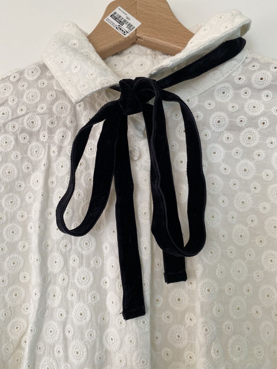 New Look Top: New Look Spitzenbluse Weiss Gr. 38 mit schwarzer Samtschleif – Nuovo (secondo la descrizione) da Zürich venduto da oci_qh9f 1