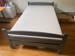 Holzbett 120×200 cm – stabil & guter Zustand