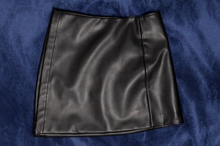 Schwarzer Minirock in Lederoptik von H&M, Grösse XS