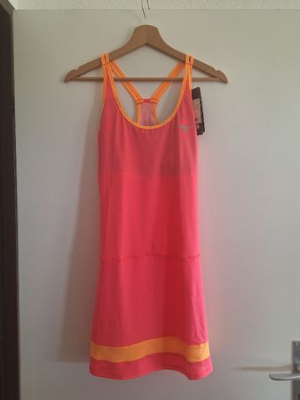 Robe de tennis Mizuno neuve avec étiquette taille S.