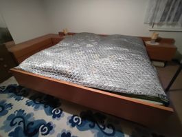 Grosses Doppelbett inkl. Matratzen