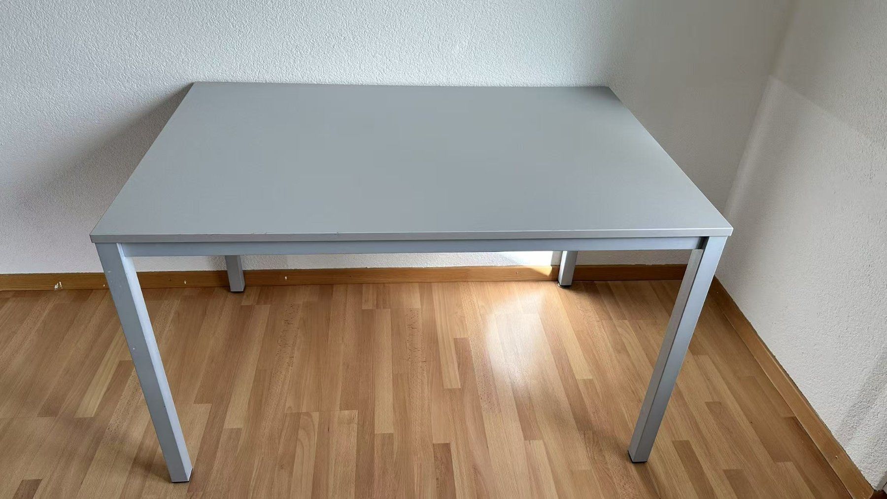 Scrivanie: Moderner Tisch mit stabilem Metallgestell – Usato da Thierachern venduto da tbemoth4 1