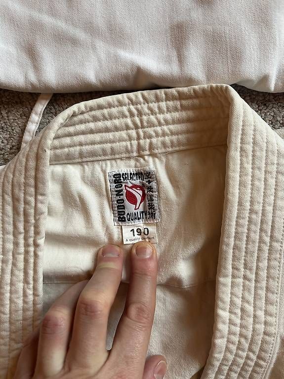Lotti di vestiti: 2 Gi's (Kyokushin) – Usato da Birmensdorf ZH venduto da Bazillus71 1