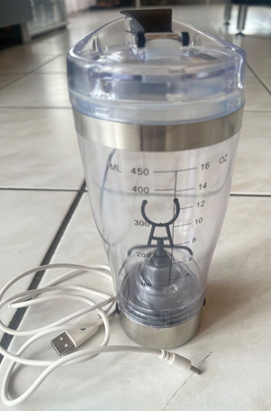 Elettrodomestici da cucina: Elektrischer Shaker USB Ladefunktion guter Zustand – Usato da Uffikon venduto da san123day
