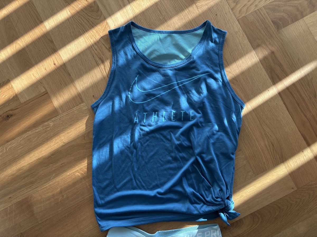 Nike Ensembles coordonnés: Tolles Set von Nike, Grösse 1401/146 – D'occasion à Wohlen AG par Michi761 1