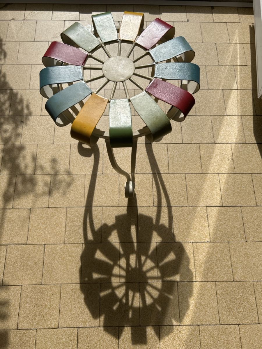 Hocker: Fröhlich farbiger vintage Stahlhocker / Blumentischchen – Gebraucht aus Zürich von ann_9fv5