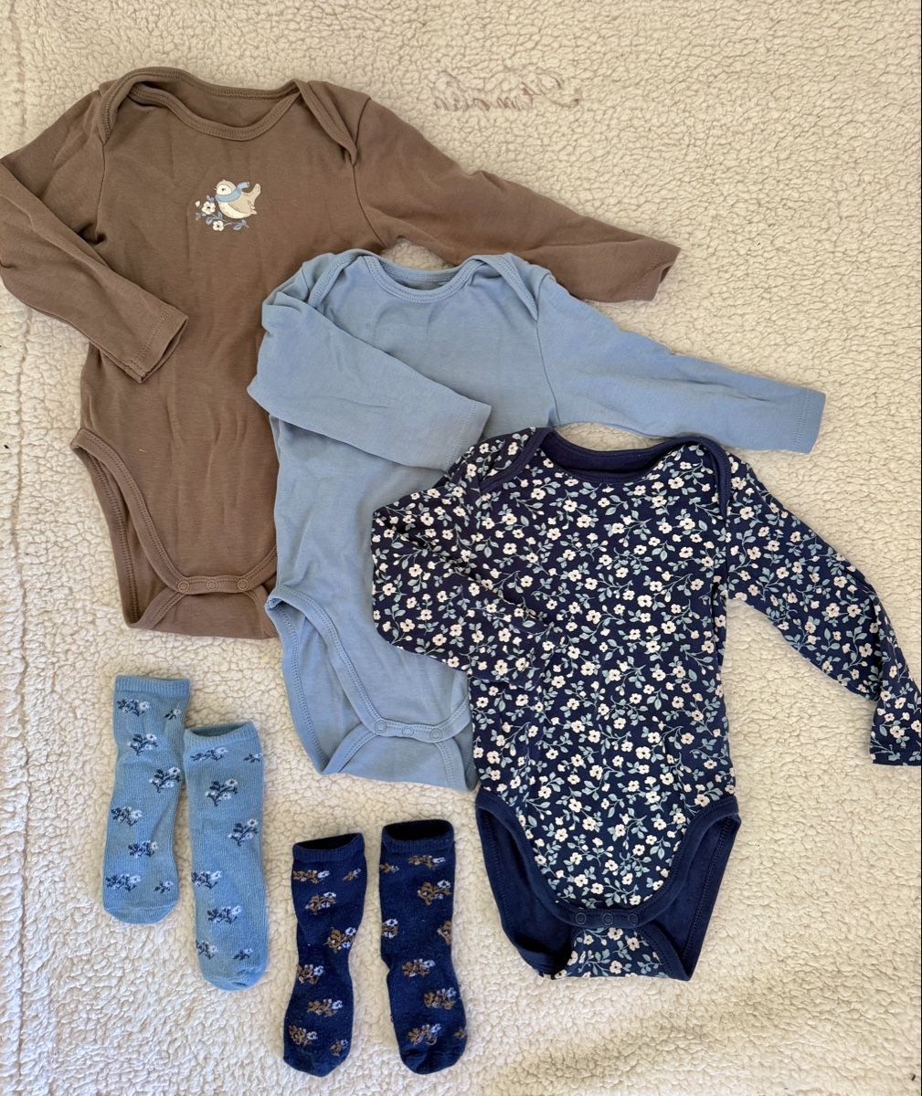 C&A Lotti & Set di vestiti: 3x Langarm Bodys Gr. 80 mit passenden Socken – Usato da Horgen venduto da AA.AW55