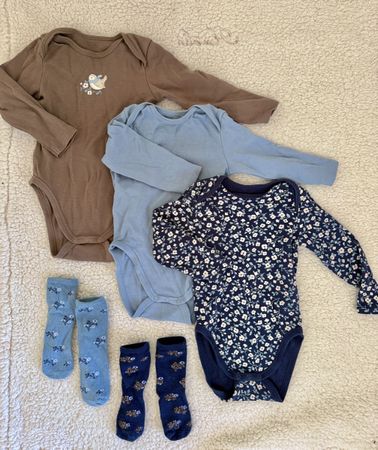 3x Langarm Bodys Gr. 80 mit passenden Socken