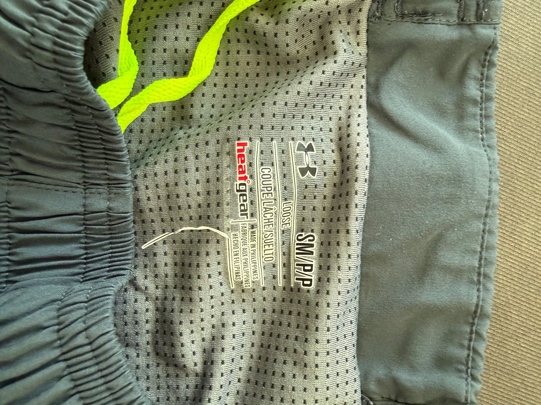 Under Armour Pantaloni: Under Armour athletic shorts GREY AND RED SIZE S – Usato da Stadel venduto da silentjelly 2