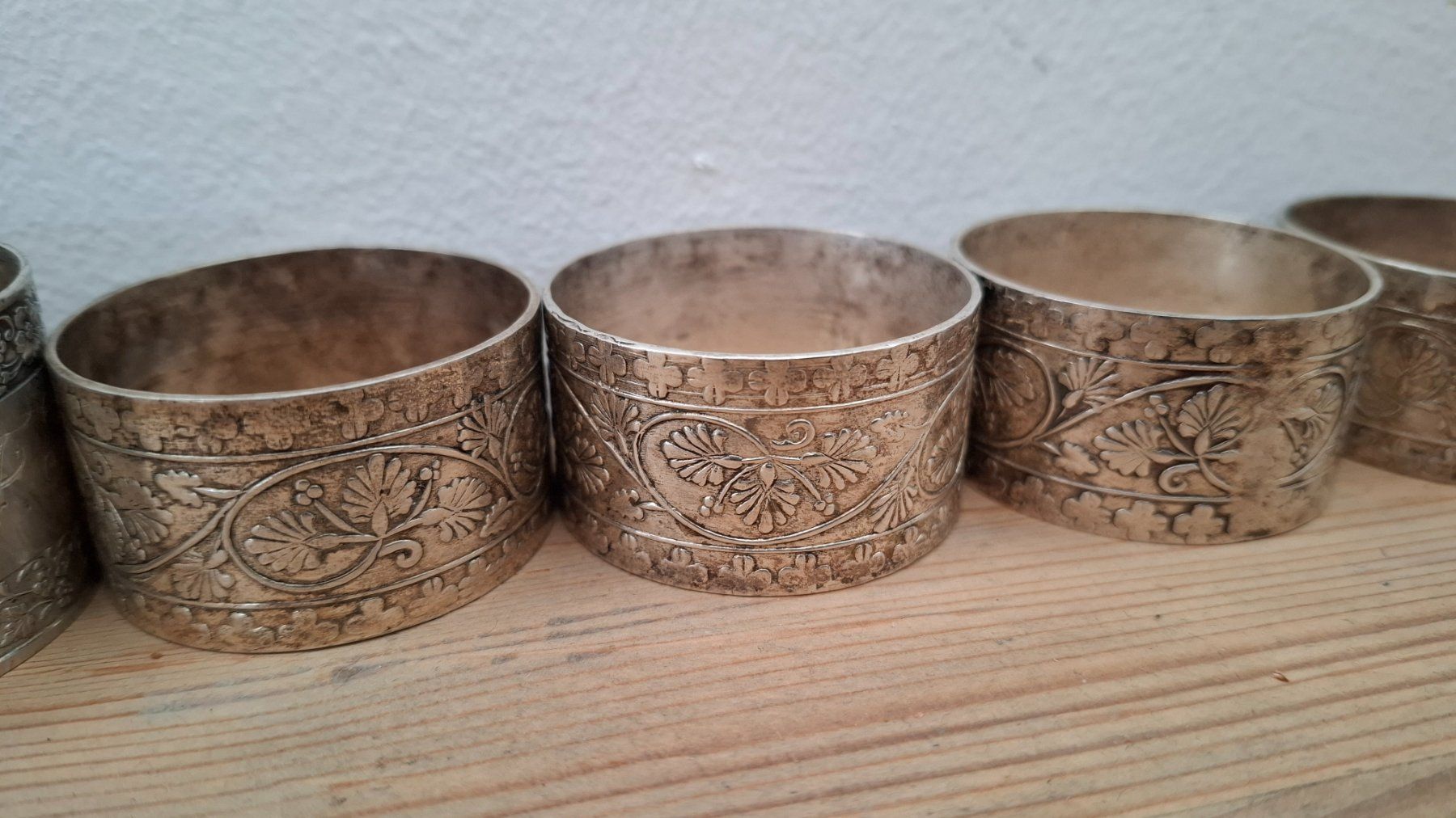 Set di tavolo e panche: 6 Serviettenringe versilbert im Set gebrauchter Zustand – Usato da Buochs venduto da regenbogen7365 2