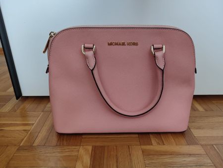 Sac Michael Kors rose poudré avec sangle pour bandoulière